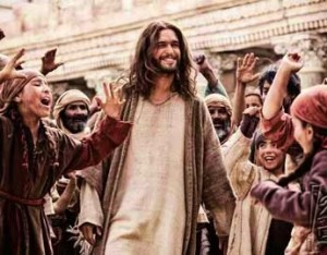 The crowds love Jesus (Diogo Morgado) (Casey Crafford / © 2013 LightWorkers Media & Hearst Productions)