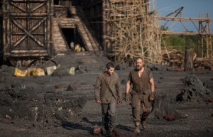 Ham (Logan Lerman) and Noah (Russell Crowe) at the ark (Photo: Paramount Pictures) 